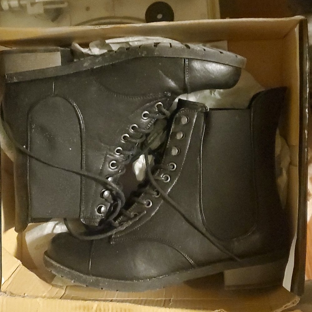 Dollhouse size 6.5. Style-lia color- black